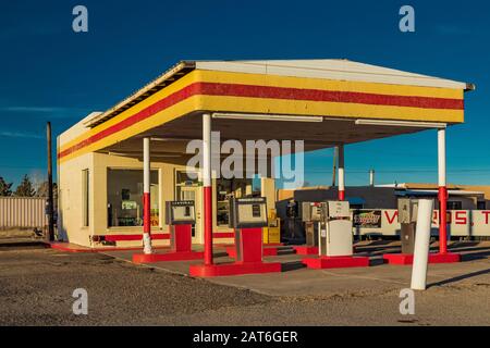 Ancienne, mais toujours ouverte, station-service près d'Albuquerque le long de la route historique 66 près d'Albuquerque, Nouveau-Mexique, États-Unis [pas de libération de propriété] Banque D'Images