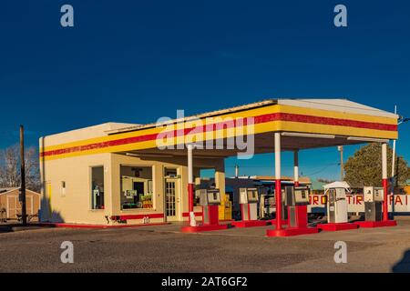 Station-service Whiting Bros toujours en service le long de la route historique 66 à Moriarty, Nouveau-Mexique, États-Unis [pas de libération de propriété; disponible pour les permis de rédaction Banque D'Images