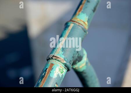 Un point de fencepost bien peint et un rail sur l'embarcadère en pierre de Weymouth, à Weymouth, Dorset, au Royaume-Uni Banque D'Images