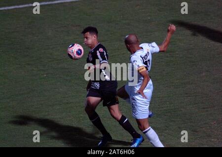 Campinas, Brésil. 30 janvier 2020. Match entre Ponte Preta et Corinthiens au stade Moisés Lucarelli de Campinas (SP) ce jeudi (30ème) dans un match valable pour la 3ème partie du championnat de football Paulista. Sidcley et Roger. Crédit: Leandro Ferreira/Fotoarena/Alay Live News Banque D'Images