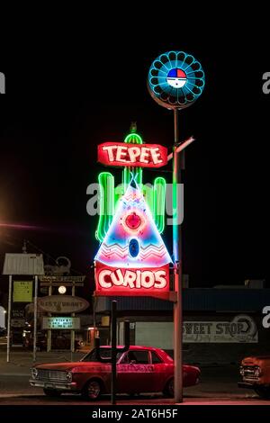 Tepee Curios la nuit le long de la route historique 66 à Tucumcari, Nouveau-Mexique, États-Unis [pas de mainlevée de propriété; disponible pour licence éditoriale seulement] Banque D'Images