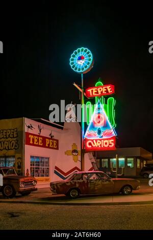 Tepee Curios, avec des peintures murales peintes par l'artiste Doug Quarles, la nuit le long de la route historique 66 à Tucumcari, Nouveau Mexique, États-Unis [pas de libération de propriété ou Banque D'Images