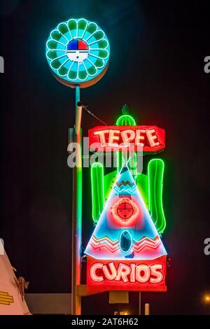 Tepee Curios la nuit le long de la route historique 66 à Tucumcari, Nouveau-Mexique, États-Unis [pas de mainlevée de propriété; disponible pour licence éditoriale seulement] Banque D'Images