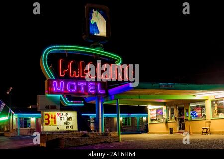 Panneau au néon classique pour Palomino Motel le long de la route historique 66 à Tucumcari, Nouveau-Mexique, États-Unis [pas de libération de propriété; disponible pour licence éditoriale onl Banque D'Images