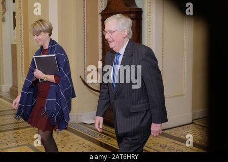 Washington, États-Unis. 30 janvier 2020. Le leader À La Majorité au Sénat américain Mitch McConnell, R-KY, revient au Sénat après une pause au Capitole le jeudi 30 janvier 2020. Les sénateurs tiennent la dernière session pour poser des questions au procès de destitution du président Trump. Photo d'Alex Wroblewski/UPI crédit: UPI/Alay Live News Banque D'Images