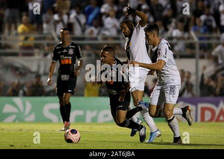 Campinas, Brésil. 30 janvier 2020. Madson souffre d'une pénalité pendant le match entre Ponte Preta et Corinthiens au stade Moisés Lucarelli à Campinas (SP) ce jeudi (30). Le match est valable pour le 3ème tour du championnat Paulista 2020. Crédit: Marco Galvão/Fotoarena/Alay Live News Banque D'Images