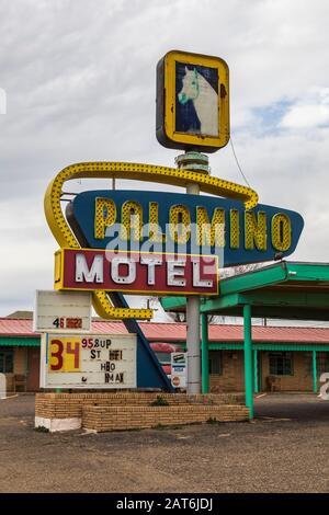 Panneau classique pour Palomino Motel le long de la route historique 66 à Tucumcari, Nouveau-Mexique, États-Unis [pas de libération de propriété; disponible pour licence éditoriale seulement] Banque D'Images