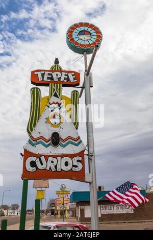 Vue de la boutique Tepee Curios le long de la route historique 66 à Tucumcari, Nouveau-Mexique, États-Unis [pas de libération de propriété; disponible pour licence éditoriale seulement] Banque D'Images