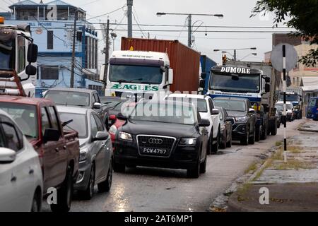 Trafic lourd à l'heure de pointe sur Wrightson Road, Port d'Espagne, Trinité-et-Tobago Banque D'Images