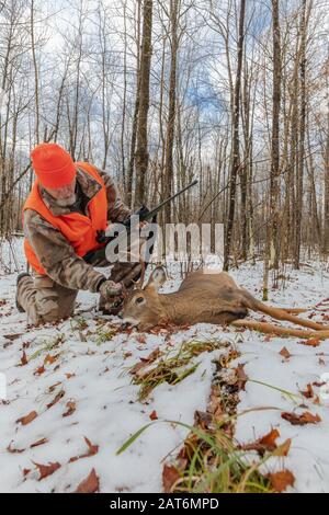 Deer Hunter examine son buck à queue blanche dans le nord du Wisconsin. Banque D'Images