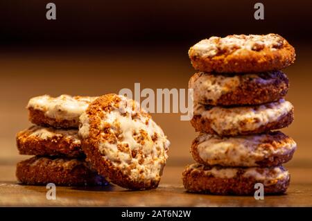 Des piles de biscuits aux flocons d'avoine glacés en-cas Banque D'Images