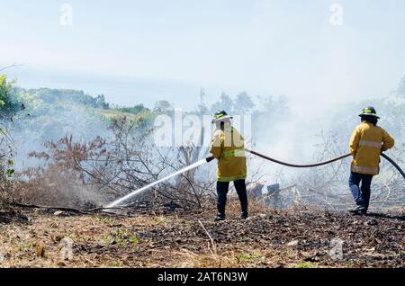 Tuyau De Maintien Deux Pompiers Avec Débit D'Eau Haute Puissance Banque D'Images