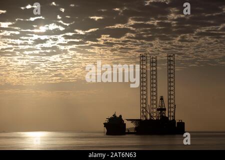 Navire à forte élévation, Sunrise au-dessus du golfe de Paria, Trinité-et-Tobago Banque D'Images