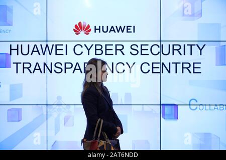 Pékin, Belgique. 30 janvier 2020. Une femme écoute un débat au Centre Huawei pour la transparence de la cybersécurité à Bruxelles, en Belgique, le 30 janvier 2020. Huawei a tenu jeudi le débat sur la boîte à outils 5 G pour la cybersécurité, à la suite de la publication de la « boîte à outils » 5 G de l'UE. La Commission européenne a publié mercredi les lignes directrices non contraignantes -- convenues par 28 États membres -- appelées "boîte à outils" pour la sécurité des 5 G, où l'UE établit des plans d'atténuation détaillés pour chacun des risques identifiés et recommande un ensemble de mesures stratégiques et techniques clés. Crédit: Zhang Cheng/Xinhua/Alay Live News Banque D'Images