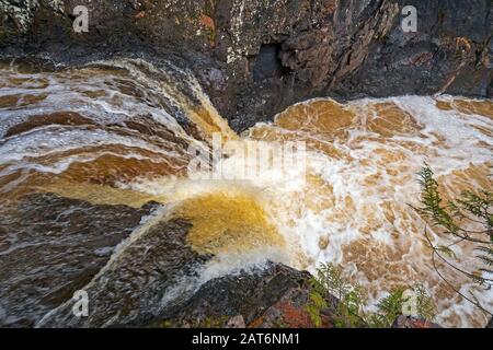 En regardant Vers Le Bas sur une chute d'eau cachée dans le parc national de Cascade River, au Minnesota Banque D'Images