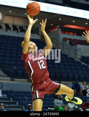 Oxford, MS, États-Unis. 30 janvier 2020. La garde de Caroline du Sud, Brea Beal (12), prend un coup de volant pendant le match de basket-ball féminin de la NCAA entre les joueurs Lady de Caroline du Sud et les Rebelles de la Mademoiselle d'Ole au Pavillion à Oxford, MS. Kevin Langley/Sports South Media/Csm/Alay Live News Banque D'Images