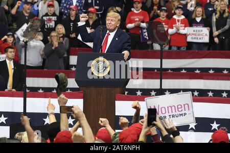 Des Moines, États-Unis. 30 janvier 2020. Le président Donald Trump fait pression sur son poing lorsqu'il fait des remarques à l'occasion d'un grand rallye de campagne Keep America à des Moines, Iowa, jeudi 30 janvier 2020. Les candidats démocrates font également campagne avant les premières mises en garde de l'Iowa le 3 février. Photo de Mike Theiler/UPI. Crédit: Upi/Alay Live News Banque D'Images