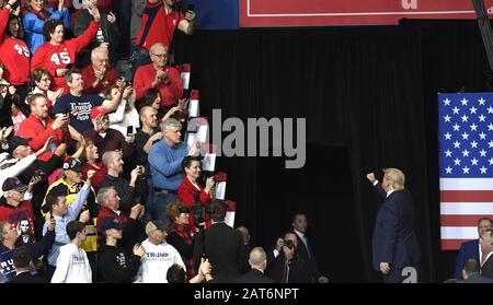 Des Moines, États-Unis. 30 janvier 2020. Le président Donald Trump pousse son poing aux partisans lorsqu'il termine ses remarques lors d'un grand rassemblement de campagne De Keep America à des Moines, Iowa, jeudi 30 janvier 2020. Les candidats démocrates font également campagne avant les premières mises en garde de l'Iowa le 3 février. Photo de Mike Theiler/UPI. Crédit: Upi/Alay Live News Banque D'Images