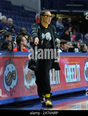 Oxford, MS, États-Unis. 30 janvier 2020. L'entraîneur-chef de Caroline du Sud, Dawn Staley, en marge du match de basket-ball féminin de la NCAA entre les gamocks Lady de Caroline du Sud et les Rebelles de Miss Lady d'Ole au Pavillion à Oxford, en SM. Kevin Langley/Sports South Media/Csm/Alay Live News Banque D'Images