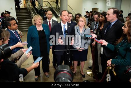 Washington, États-Unis. 30 janvier 2020. Le représentant américain Adam Schiff (D-CA), accompagné d'autres gestionnaires de la destitution de la Chambre, discute du procès de destitution du Sénat. Crédit: Sopa Images Limited/Alay Live News Banque D'Images