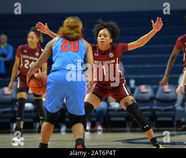 Oxford, MS, États-Unis. 30 janvier 2020. Zia Cooke (1), garde de Caroline du Sud, sur la défensive pendant le match de basket-ball féminin de la NCAA entre les gamocks Lady de Caroline du Sud et Les Rebelles Miss Lady d'Ole au Pavillion à Oxford, en SM. Kevin Langley/Sports South Media/Csm/Alay Live News Banque D'Images