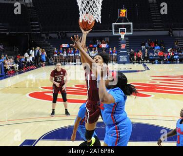 Oxford, MS, États-Unis. 30 janvier 2020. Zia Cooke (1), garde de Caroline du Sud, prend un coup de volant pendant le match de basket-ball féminin de la NCAA entre les gamocks Lady de Caroline du Sud et Les Rebelles Miss Lady d'Ole au Pavillion à Oxford, en SM. Kevin Langley/Sports South Media/Csm/Alay Live News Banque D'Images