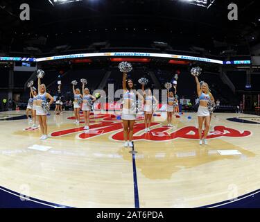 Oxford, MS, États-Unis. 30 janvier 2020. OLE' Miss Cheerleaders se présente pendant le match de basket-ball féminin de la NCAA entre les gamocks Lady de Caroline du Sud et Les Rebelles Ole'Miss Lady au Pavillion d'Oxford, en SM. Kevin Langley/Sports South Media/Csm/Alay Live News Banque D'Images