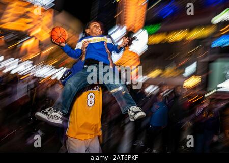 Los Angeles, États-Unis. 29 janvier 2020. Kaiden Higgins, quatre ans, réalise un tir de basket-ball alors que les fans se réunissent à l'extérieur du Staples Center pour rendre hommage à Kobe Bryant, mort lors d'un accident d'hélicoptère, ainsi qu'à sa fille Gianna et à 7 autres personnes. Crédit: Sopa Images Limited/Alay Live News Banque D'Images