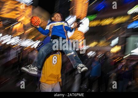 Los Angeles, États-Unis. 15 mars 2019. Kaiden Higgins, quatre ans, réalise un tir de basket-ball alors que les fans se réunissent à l'extérieur du Staples Center pour rendre hommage à Kobe Bryant, mort lors d'un accident d'hélicoptère, ainsi qu'à sa fille Gianna et à 7 autres personnes. Crédit: Ronen Tivony/Sopa Images/Zuma Wire/Alay Live News Banque D'Images