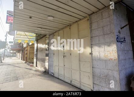 Gaza, Palestine. 30 janvier 2020. Vue sur un magasin fermé pendant la grève générale pour protester contre le plan de paix américain dans la ville de Gaza. Crédit: Sopa Images Limited/Alay Live News Banque D'Images