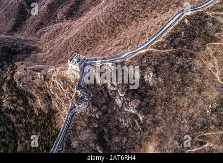 Belle vue aérienne de drone d'hiver de la Grande Muraille de Chine Mutianyu section près de Bejing. Banque D'Images