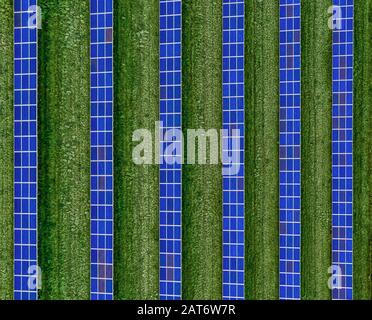 Vue en plan des panneaux solaires dans une ferme solaire Banque D'Images