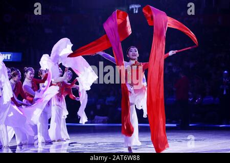 Los Angeles, Californie, États-Unis. 30 janvier 2020. Les danseurs dansent la danse chinoise traditionnelle pour célébrer le nouvel an Chines Luna pendant une pause de mi-temps d'un match de basket-ball NBA entre les Clippers de Los Angeles et les Sacramento Kings, jeudi 30 janvier 2020, à Los Angeles. Crédit: Ringo Chiu/Zuma Wire/Alay Live News Banque D'Images