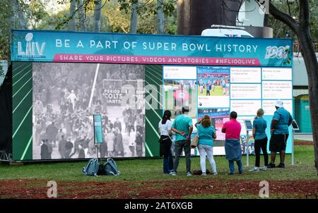 Centre-Ville De Miami, Floride, États-Unis. 30 janvier 2020. Les préposés regardent un spectacle de l'histoire du Super Bowl pendant le festival Super Bowl Live fan au Bayfront Park dans le centre-ville de Miami, en Floride. Mario Houben/Csm/Alay Live News Banque D'Images