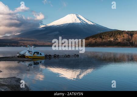 Mt. Fuji Au-Dessus Du Lac Yamanaka Banque D'Images