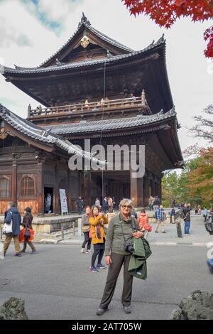 Les gens visitent le temple de Nanzenji Banque D'Images