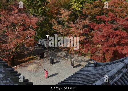 Les gens visitent le temple de Nanzenji Banque D'Images