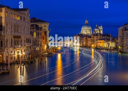 Grand Canal de Venise la nuit à pont de l'Accademia Banque D'Images