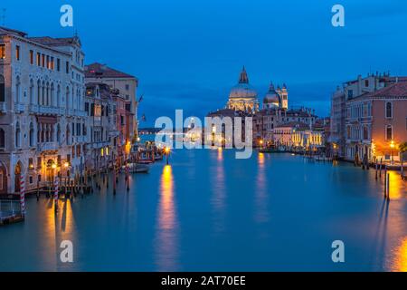 Grand Canal de Venise la nuit à pont de l'Accademia Banque D'Images