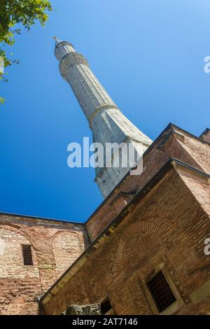 Le minaret du musée Sainte-Sophie sur le ciel bleu à Istanbul, en Turquie Banque D'Images