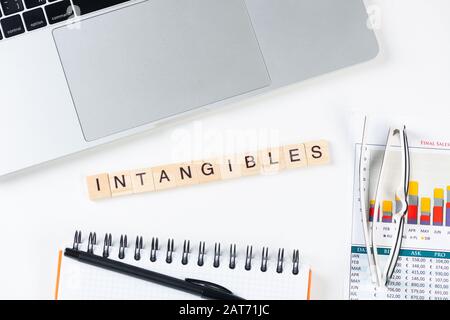 Concept d'intangibles avec des lettres sur des cubes Banque D'Images