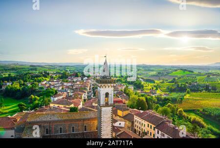 Village de Vinci, Leonardo de naissance, vue aérienne et clocher de l'église. Florence, Toscane, Italie Europe Banque D'Images