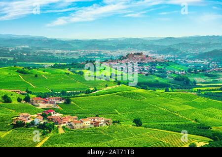 Panorama des vignobles des Langhe, village de Roddi et ville d'Alba en arrière-plan, site De L'Unesco, Piémont, Europe du Nord de l'Italie. Banque D'Images