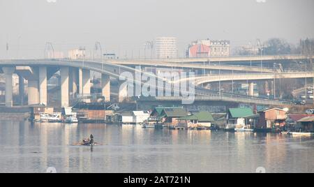 Belgrade, Serbie - 26 janvier 2020: Détail des routes d'accès au pont Ada au-dessus de la rivière Sava avec des gens qui kayak et des maisons sur l'eau Banque D'Images