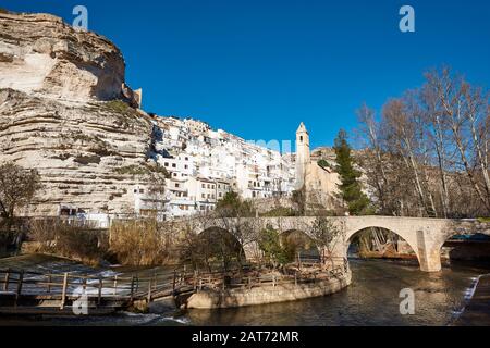 Village blanc pittoresque sur la montagne. Alcalá del Jucar. Espagne Banque D'Images