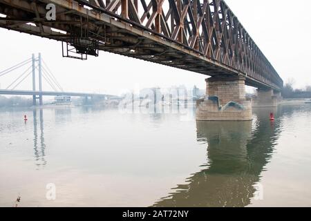 Belgrade, Serbie - 26 janvier 2020: Le vieux pont ferroviaire au-dessus de la rivière Sava Banque D'Images