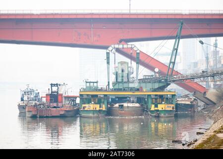 Belgrade, Serbie - 26 janvier 2020: Détail de l'ancien pont au-dessus de la rivière Sava avec des navires industriels sous elle Banque D'Images