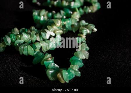 Vieilles perles de pierre verte semi-recious. Perles vertes sur fond noir. Banque D'Images