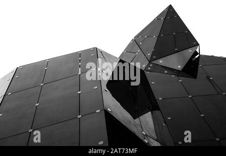 Juin 2019, Futuroscope, France. Bâtiment Kinémax de l'architecte Denis Laming en 1987. Beau design, photographie noir et blanc. Cristaux de roche Banque D'Images
