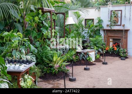 La maison géante Takeover s'affiche dans la serre des jardins RHS Wisley, Surrey, Royaume-Uni. Maison victorienne récupérée par des maisons de ménage. Janvier 2020 Banque D'Images